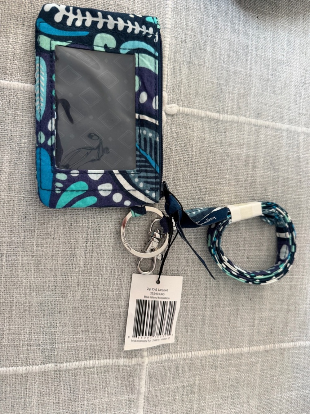 Vera Bradley Zip ID & Lanyard Blue Island Medallion NEW  Fabric ID Badge Holder